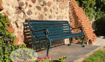 Bănci colorate pentru grădină.